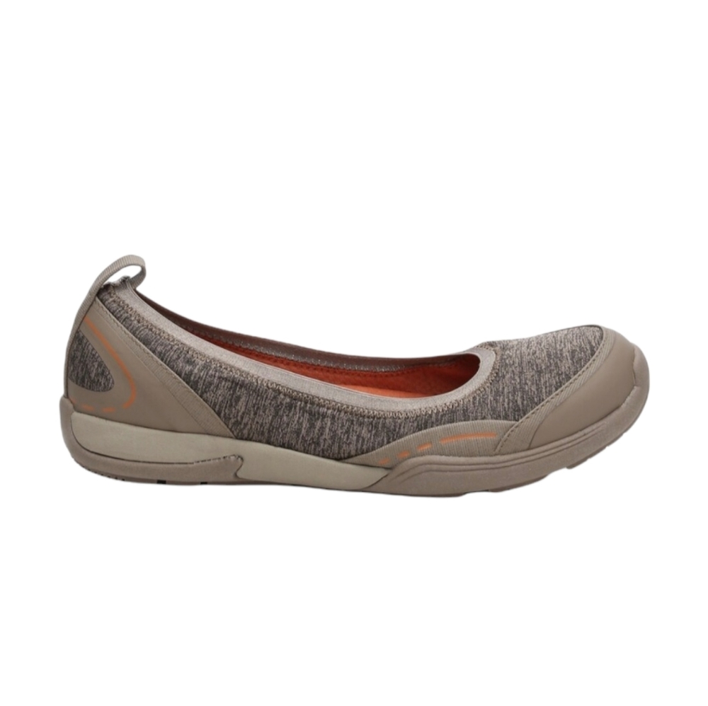 NIB Baretraps Hixie Sport Flat in Mushroom